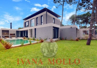 Casa en venta 6 ambientes en Barrio Pioneros, Pinamar con pileta