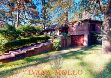 Casa en venta 5 ambientes en Carilo con pileta