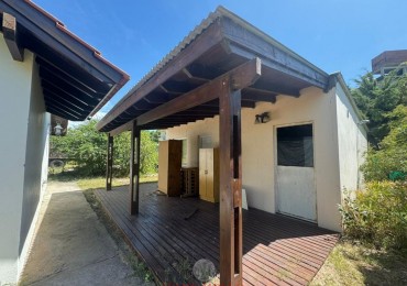 Casa en venta 2 ambientes sobre lote multifamiliar en Mar de Ostende Pinamar